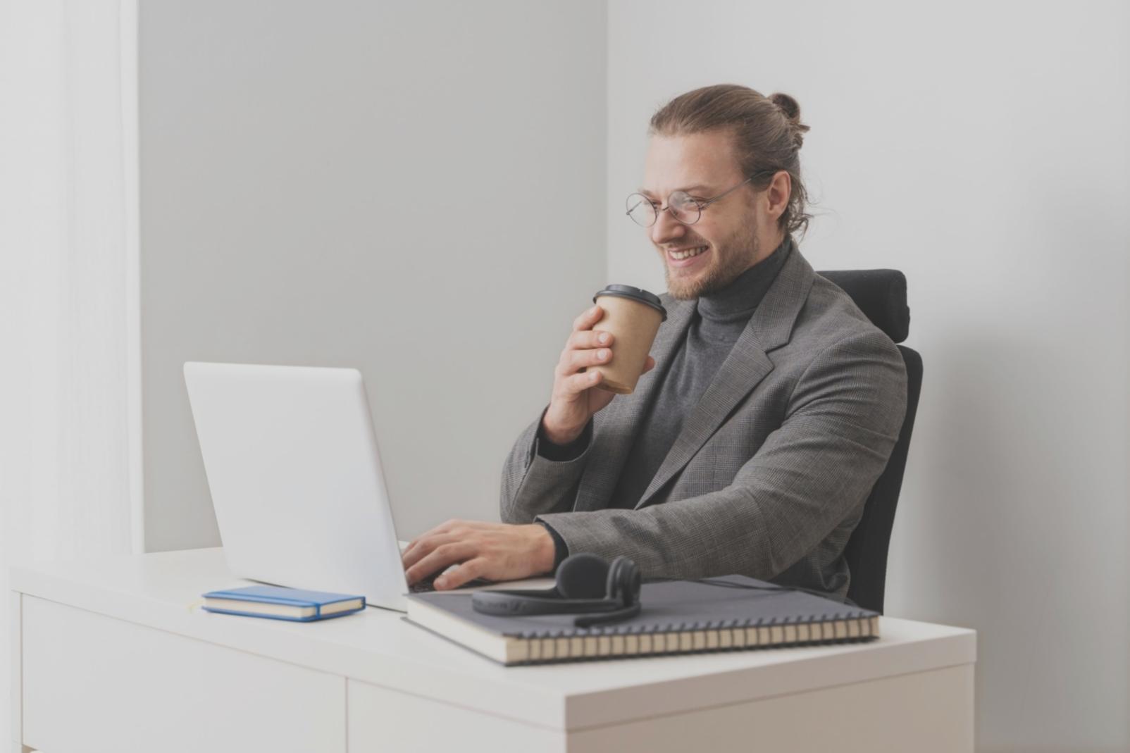 Calculadora y documentos sobre mesa de trabajo con gráficos financieros