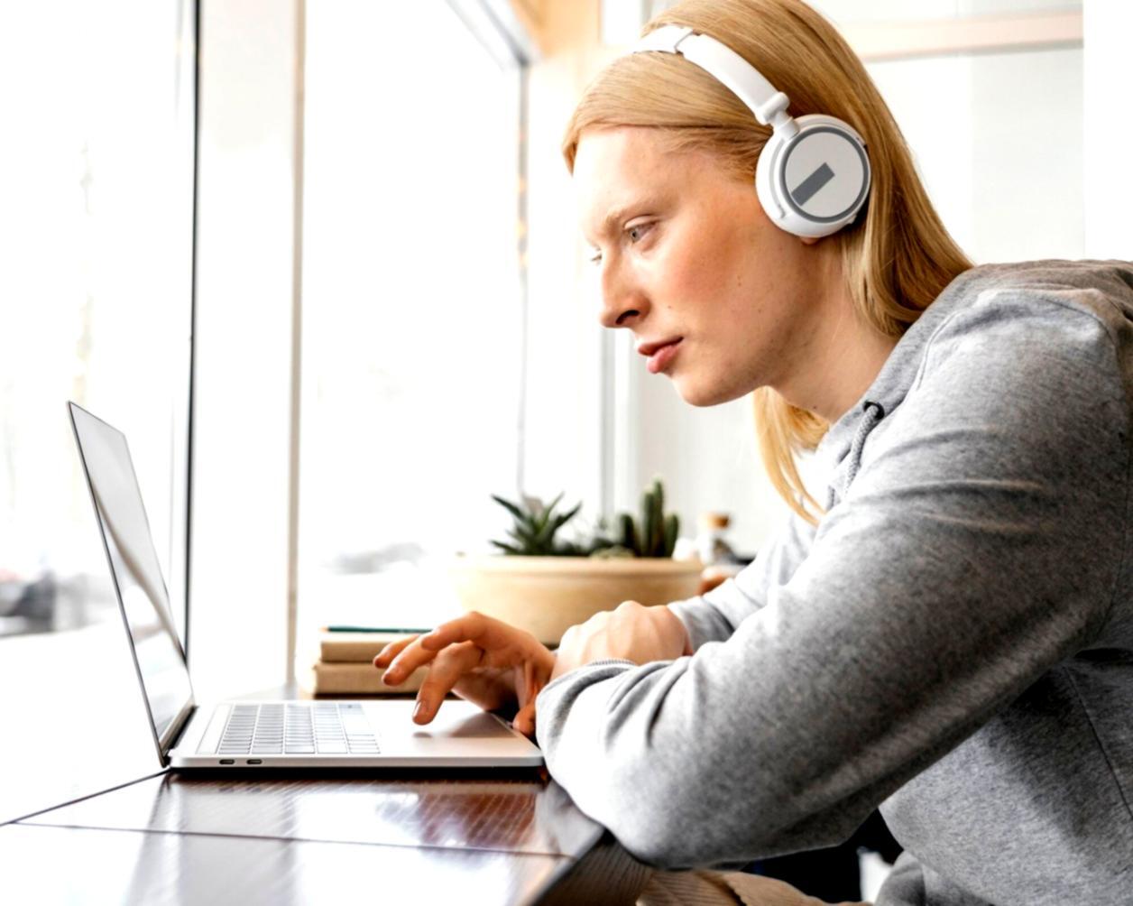 Estudiantes trabajando en análisis financiero con calculadoras y gráficos
