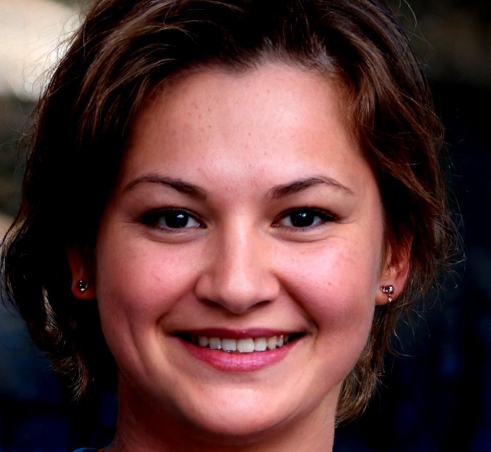 Profesora de finanzas sonriendo