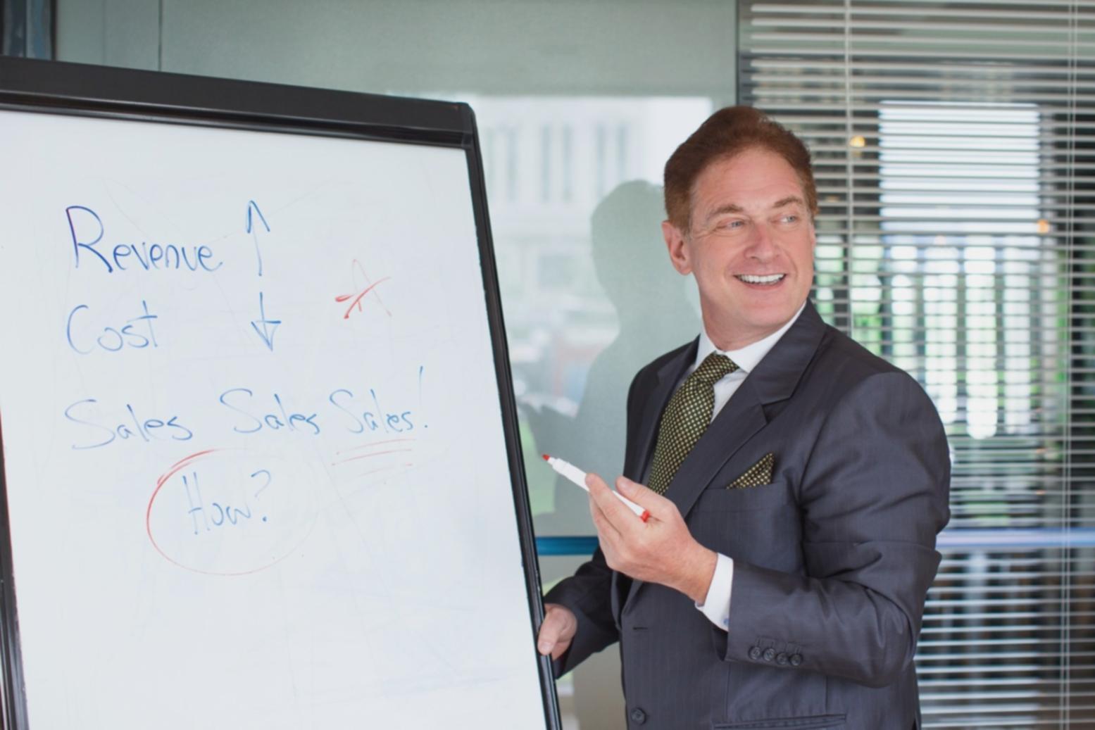 Espacio de trabajo moderno con herramientas de planificación financiera