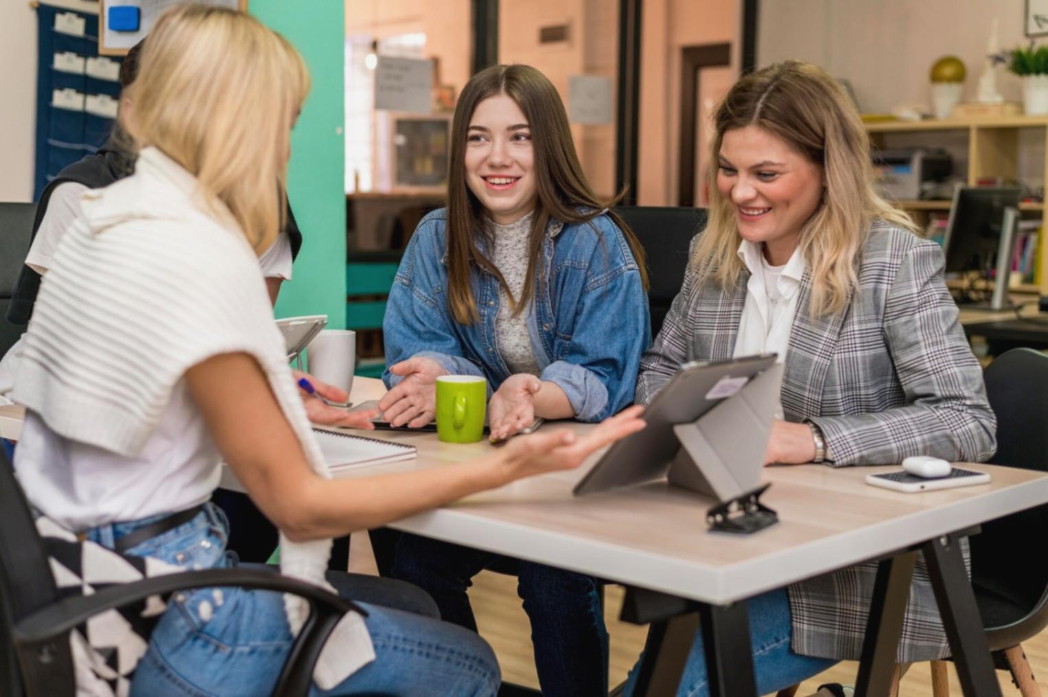 Persona revisando documentos financieros con calculadora y tablet